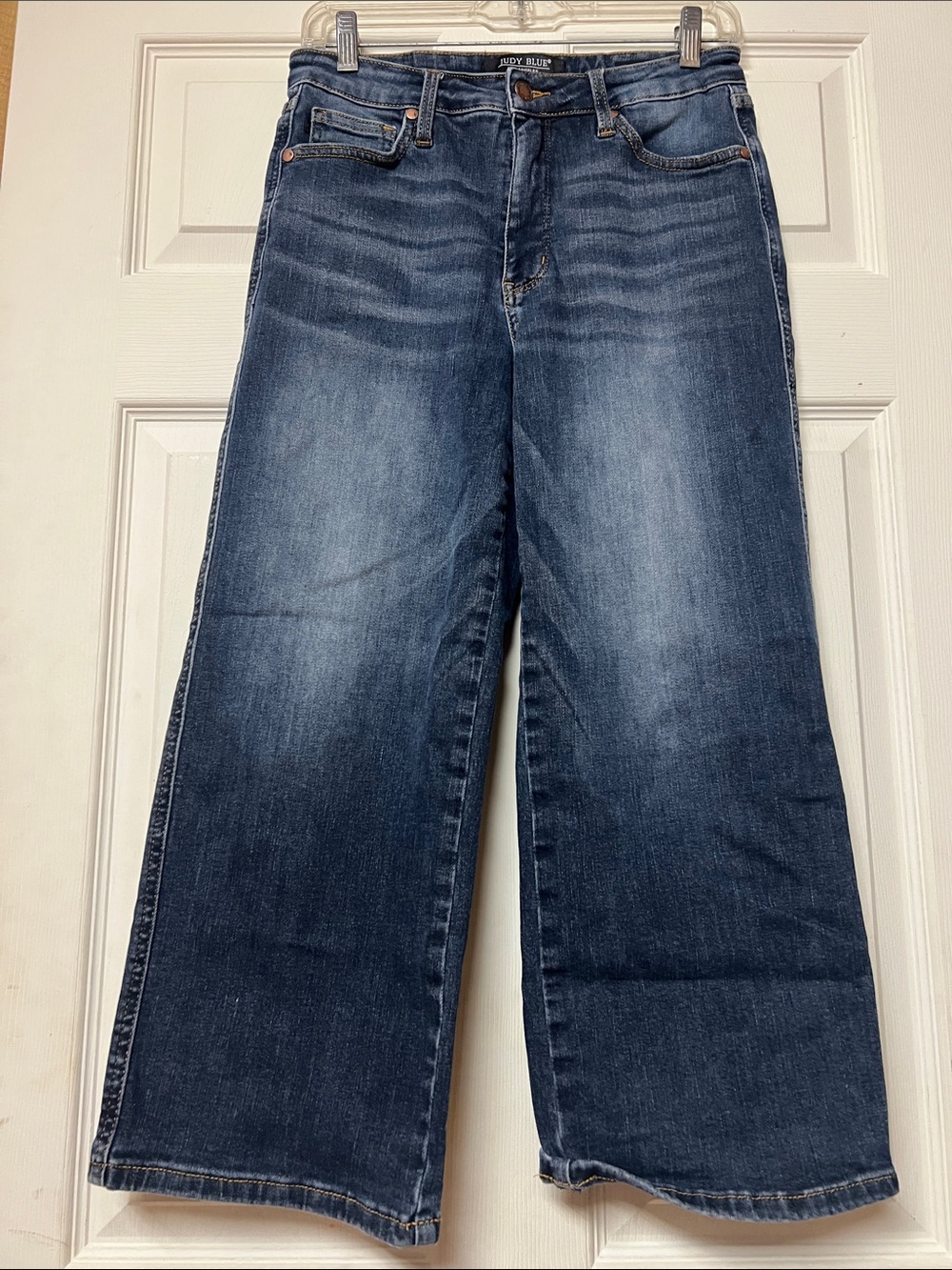 Judy Blue Denim Wide Leg Crop Jeans in Medium Blue Wash